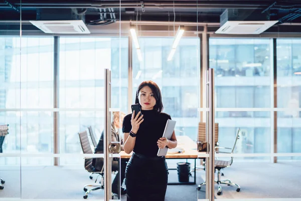 Retrato Media Longitud Del Empresario Masculino Serio Parado Cerca Sala — Foto de Stock