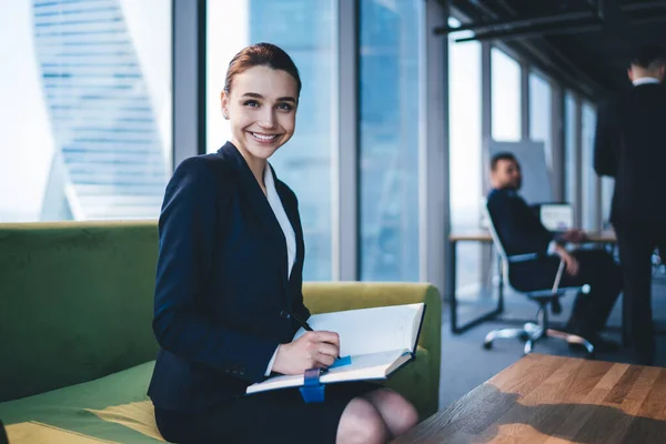 Blij Vrouwelijke Werknemer Formele Kleren Schrijven Notities Notebook Met Vreugde — Stockfoto