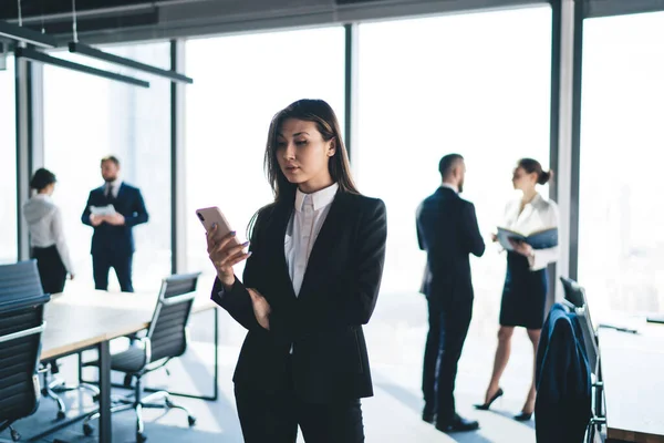 Piuttosto Etnico Manager Femminile Tuta Scura Navigazione Smartphone Moderno Mentre — Foto Stock