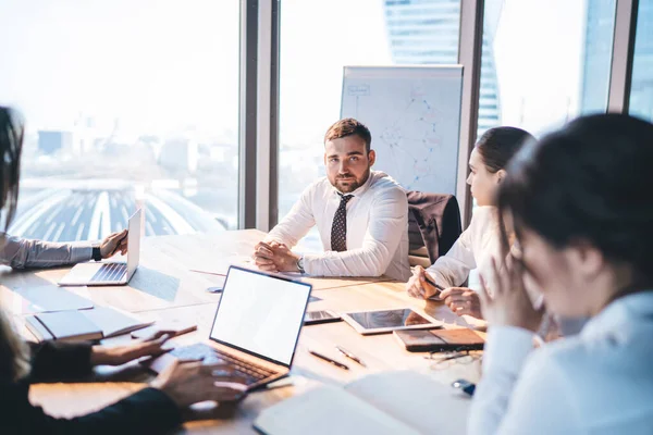 Konzentrierte Kollegen Offizieller Kleidung Diskutieren Laptop Über Projekte Und Surfen — Stockfoto