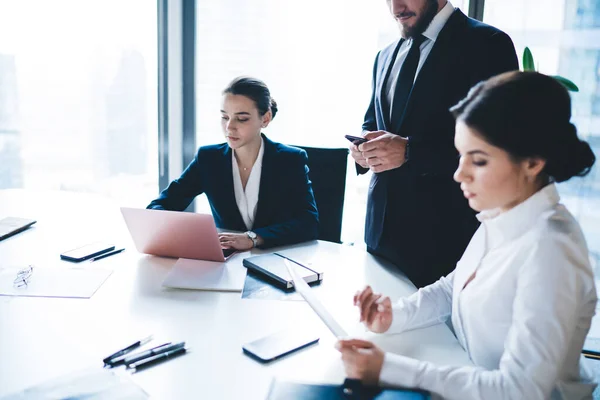 Grupp Affärskollegor Bläddrar Digitala Enheter Medan Sitter Och Står Runt — Stockfoto