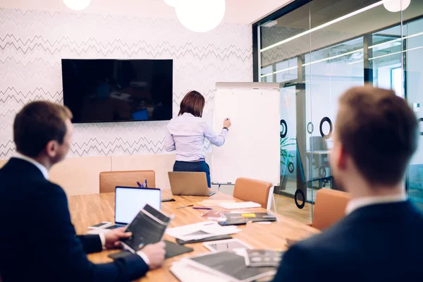 Vista Posteriore Della Collega Abito Formale Piano Scrittura Sul Bordo — Foto Stock