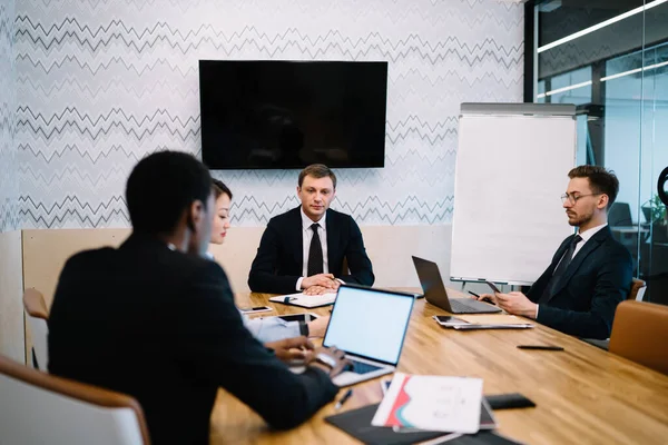 Colaboradores Jóvenes Multiétnicos Ropa Formal Sentados Mesa Con Aparatos Documentos — Foto de Stock