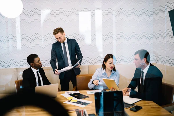 Través Colegas Multiétnicos Vidrio Trajes Negocios Que Reúnen Sala Conferencias — Foto de Stock