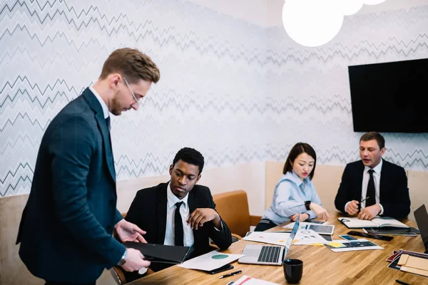 Multi Etnische Collega Zakelijke Kleding Werken Samen Tijdens Het Verzamelen — Stockfoto