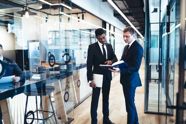 Afro Amerikaanse Manager Zakelijke Kleding Vallen Werknemer Modern Kantoor Wijzen — Stockfoto