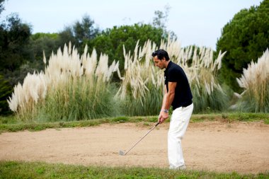 Yaz aylarında güzel golf sahasında oynarken Golf adam