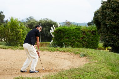 Adam güzel kursunda golf oynamak rekreasyon