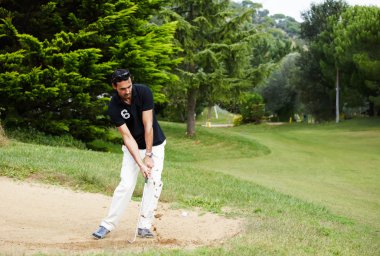 Kum tuzağı golf topu deliğe isabet üzerinde golfçü