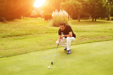 Profesyonel golf oyuncu topu yörüngesini arıyor