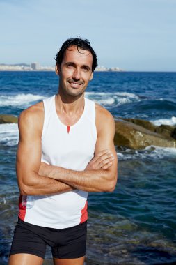 Gülümseyen runner buzlu güneşli gün ayakta portresi