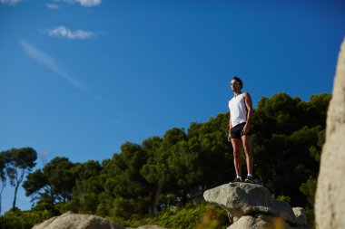 Kas inşa güzel adam fitness egzersiz sonra dinlenme