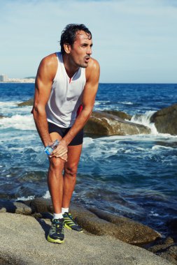 Kumsalda mola parlak spor giyim yorgun atlet