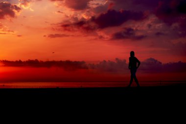 Siluet turuncu gündoğumu, erkek koşucu sabah dürtmek, kaslı vücut, çekici jogger eylem, fitness ve sağlıklı yaşam konsepti ile karşı sahilde koşu atletik Runner