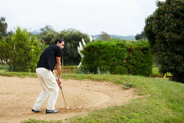 Muž na rekreaci hrát golf na krásné hřiště — Stock fotografie