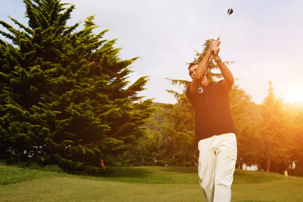 Silná golf shot hráč stojící na golfovém hřišti — Stock fotografie