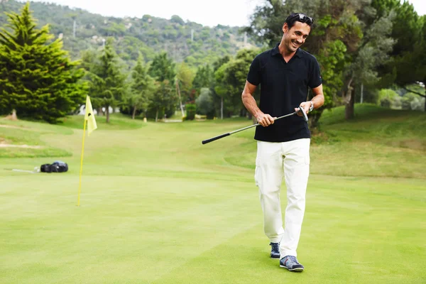 Успіх привабливий чоловік грає в гольф на відпочинку у відпустку — стокове фото