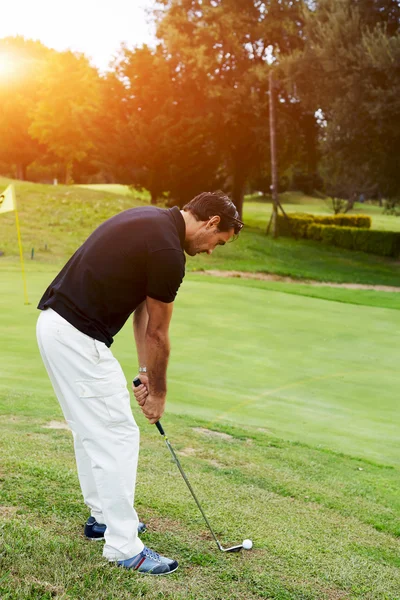 Atraktivní golfista bít s klubem na kurzu — Stock fotografie