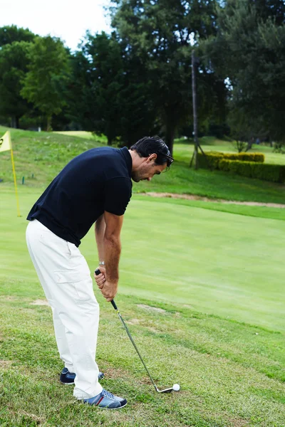 Succès homme attrayant jouer au golf pendant les vacances — Photo