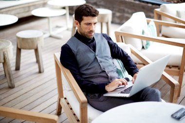Üzerinde güzel Restoran, diz üstü ile çalışan yakışıklı hipster erkeğin her yerde iş