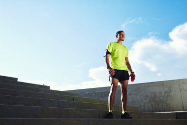 Karanlık atletik runner kas güçlü vücut parlak floresan spor giyim, koşu, güzel uygun adam spor sonra fitness kavramı dinlenme derili.