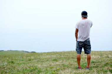 doğada cep telefonunda konuşan adam