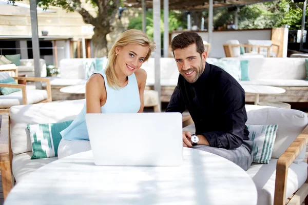 Business team di due persone di successo sedute all'aperto in terrazza lounge e lavoro di pianificazione, uomo d'affari e donna d'affari si incontrano in caffè moderno, partner commerciali che hanno lavorato con il computer — Foto Stock