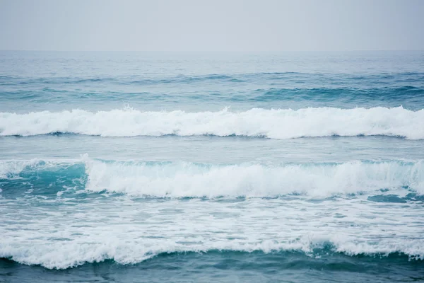 Ondas oceánicas en estación fría — Foto de Stock