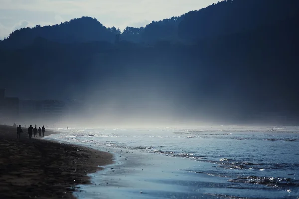 Silhueta escura incrível de montanhas em torno da baía, noite fria na praia do oceano — Fotografia de Stock