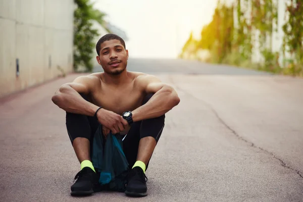 Afro american man taking break after workout training outdoors — Stock Photo, Image