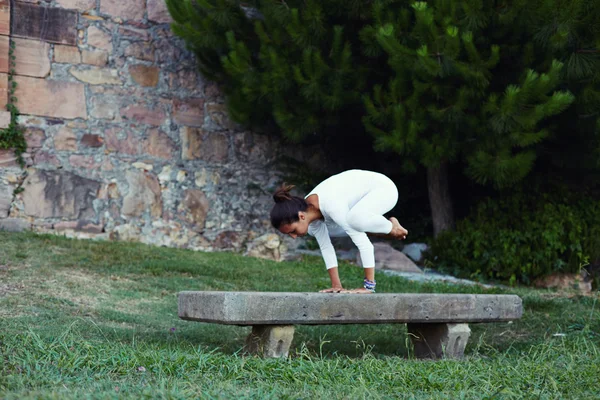 Mulher saudável em roupas brancas meditando e exercendo ioga — Fotografia de Stock