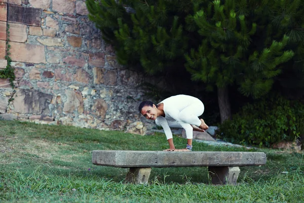 Mulher saudável em roupas brancas meditando e exercendo ioga — Fotografia de Stock