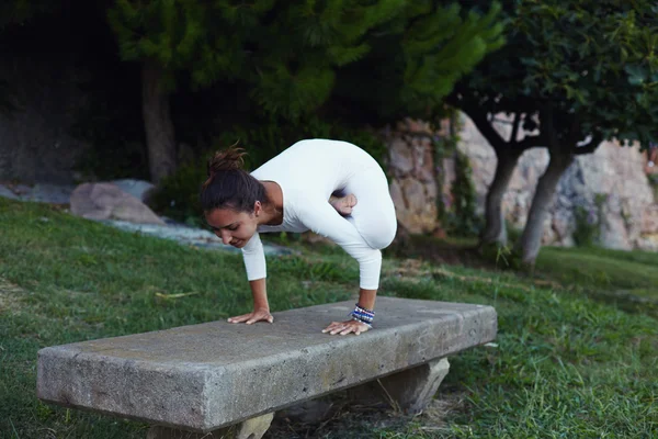 Gesunde Frau in weißer Kleidung meditiert und übt Yoga — Stockfoto