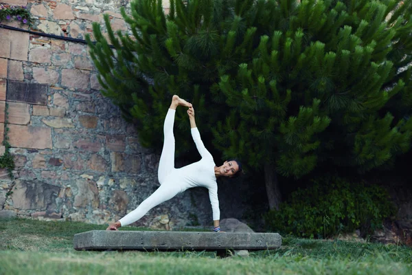 Menina bonita com corpo magro praticando esporte de ioga no parque — Fotografia de Stock