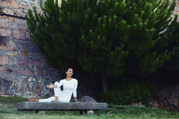 Schöne Mädchen mit schlankem Körper praktiziert Yoga-Sport im Park — Stockfoto