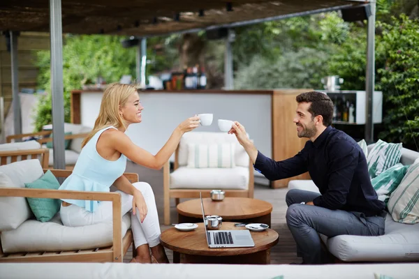Empresários clinking copos de café com boa ideia de negócios — Fotografia de Stock