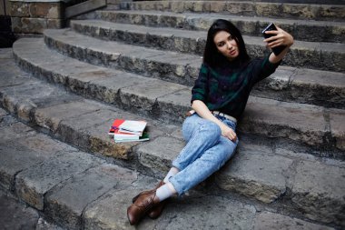 Kendi kendine portre ile akıllı telefon portresi ile Barcelona, hippi kız kendini telefon ile fotoğraf çekme akıllı telefon alarak adım güzel turist kız oturan alarak öğrenci kız gülerek