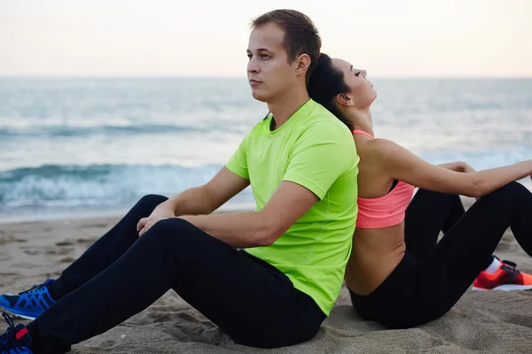 Fitter Mann, der im Fitnessstudio auf einem Laufband läuft und auf den Bildschirm schaut, attraktiver Sportler, der im Fitnessstudio auf dem Laufband trainiert, schöner brünetter Mann, der im Fitnessstudio auf dem Laufband trainiert — Stockfoto