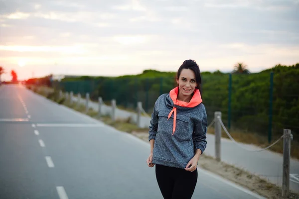 Attraktive Läuferin legt nach intensivem Lauf im Freien eine Pause ein — Stockfoto