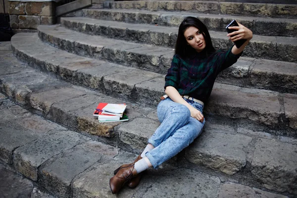 Kendi kendine portre ile akıllı telefon portresi ile Barcelona, hippi kız kendini telefon ile fotoğraf çekme akıllı telefon alarak adım güzel turist kız oturan alarak öğrenci kız gülerek