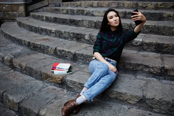 Menina bonita jovem hipster fotografar-se com telefone, jovem menina adolescente sorrindo ao tomar um auto-ie ao ar livre, jovem mulher turística tomando um auto-retrato com telefone inteligente em Barcelona — Fotografia de Stock