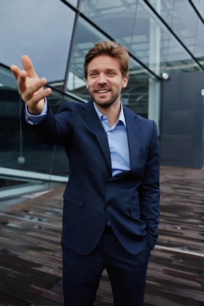 Retrato de hombre de negocios confiado sonriente, hombre de negocios feliz o gerente de pie contra el edificio de oficinas de rascacielos, hombre rico y exitoso en traje sonriente, retrato hombre guapo con gran sonrisa —  Fotos de Stock