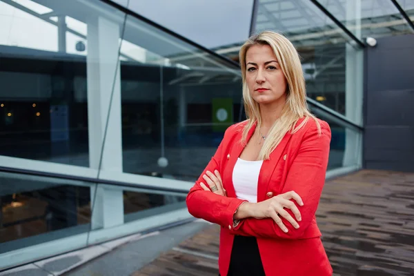 Portrait of successful business woman looking confident — Stock Photo, Image