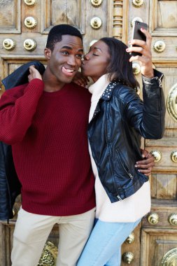 Kendini yapma eğleniyor şık çift portre resim dijital kamera cep telefonu, kadın erkek kendileri ile smartphone, aşık san Sevgililer Çift çekim yanak öpüşme