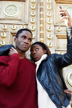 Kendi kendine portre ile akıllı telefon, mutlu arkadaşlar kendi kendine portre açık havada, turist erkek ve kadın ile hareket eden telefon kendi kendine portre yapma alarak alarak güzel şık çift