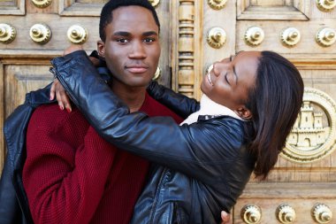 Mutlu kız güzel arka plan üzerine açık havada duran, balayı, güzel kız sevgilisini kucaklayan tatil seyahat sırasında sevgilisi kucaklayan kız sevimli erkek arkadaşı kucaklayan