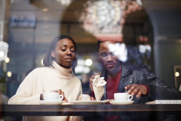 Two young friends talk and drink coffee in cafe, good friend enjoying coffee in beautiful place, cold winter days in beautiful coffee shop, friend at breakfast having coffee and enjoying themselves — Stok fotoğraf