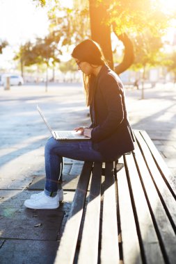 Bankta oturan üniversite öğrencisi