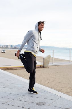 Genç jogger Koşudan önce germe