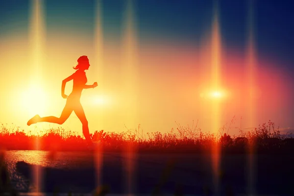 Frau läuft bei Sonnenuntergang — Stockfoto